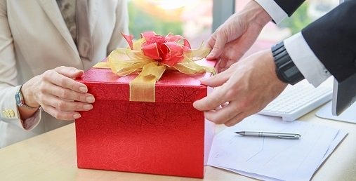 Як правильно обирати корпоративні подарунки: 10 порад експерта